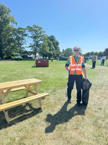 Crew Member Litter Picking (5)