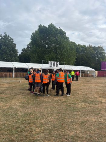 Team Briefing By The Bar (1)