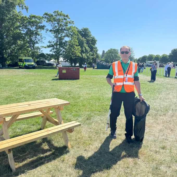 Crew Member Litter Picking (5)