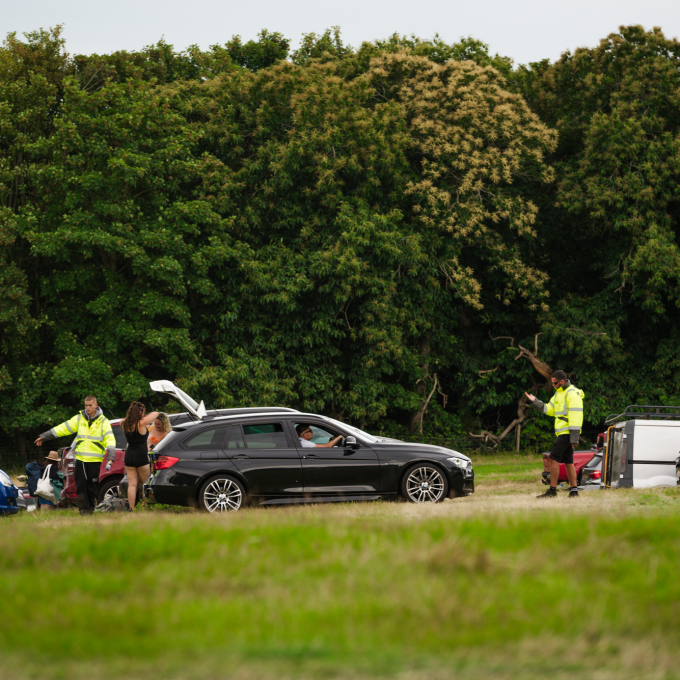 motioning car forward.png